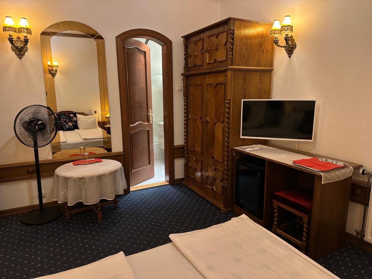 Hotel Éllő Panzió Veszprém Esterno foto