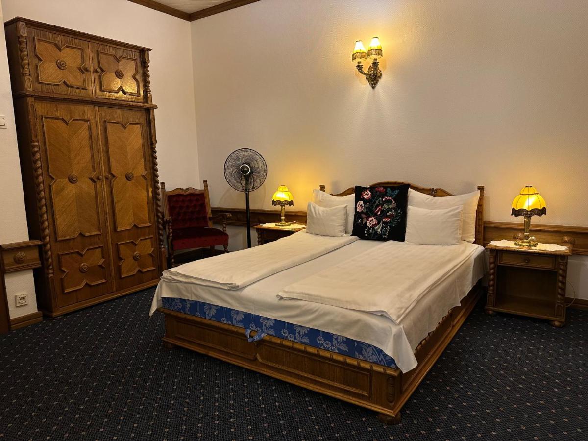 Hotel Éllő Panzió Veszprém Esterno foto