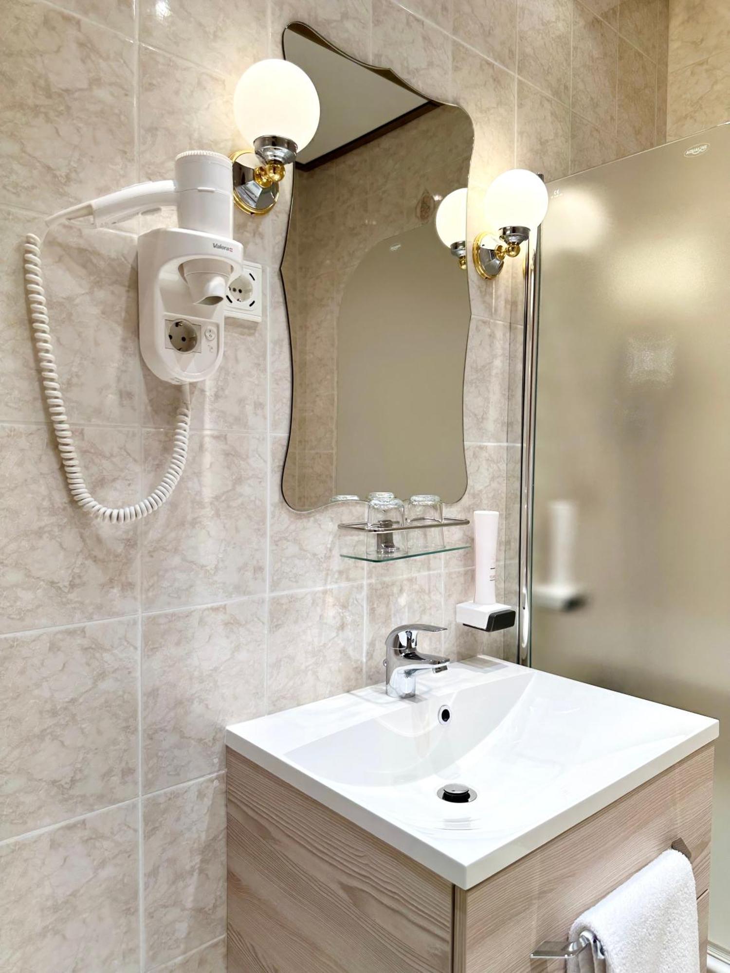 Hotel Éllő Panzió Veszprém Esterno foto