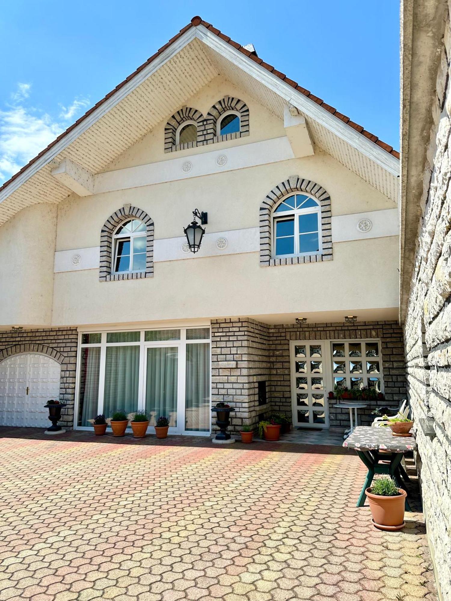 Hotel Éllő Panzió Veszprém Esterno foto