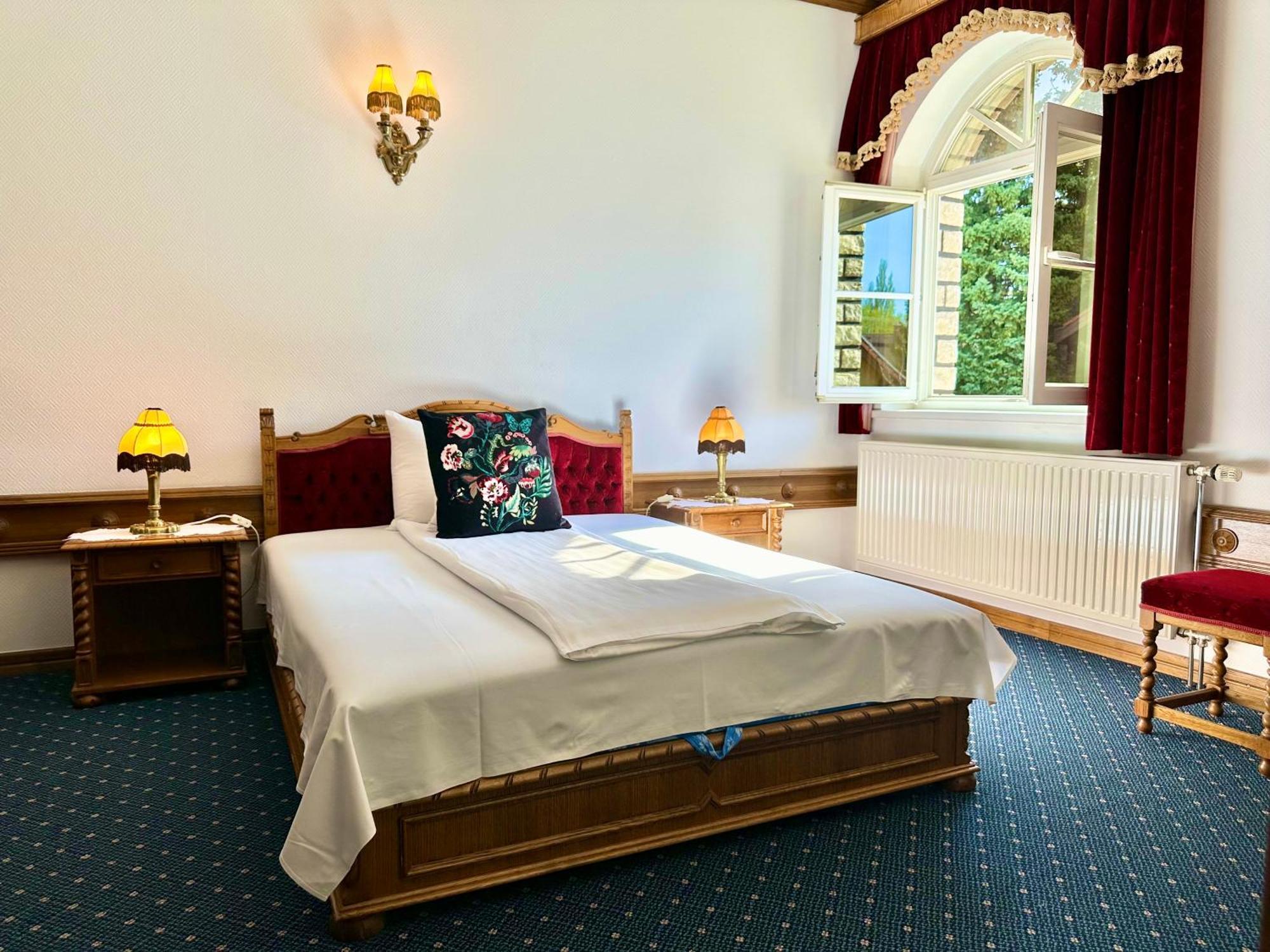 Hotel Éllő Panzió Veszprém Esterno foto